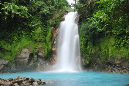 Cascada azul en Costa Rica